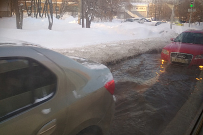 Коммунальная авария в Самаре парализовала движение транспорта
