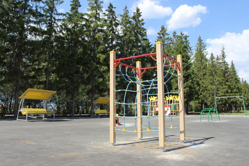 В Кошкинском районе завершается строительство детской площадки 