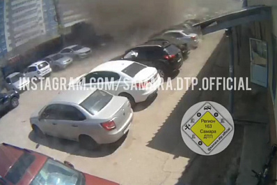 В Самаре 29 июня 2021 года смерч спровоцировал ДТП на парковке у проходной завода "Кузнецов"
