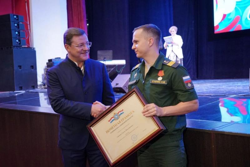 Губернатор отметил наградами заслуженных жителей Ленинского района Самары