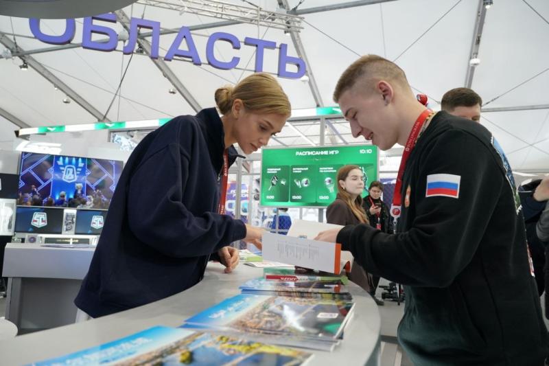 Вячеслав Федорищев осмотрел выставочную экспозицию XIII Международного спортивного форума "Россия – спортивная держава"