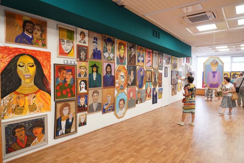 Мир, увиденный впервые: в Самаре открылась выставка картин Яны Пирен