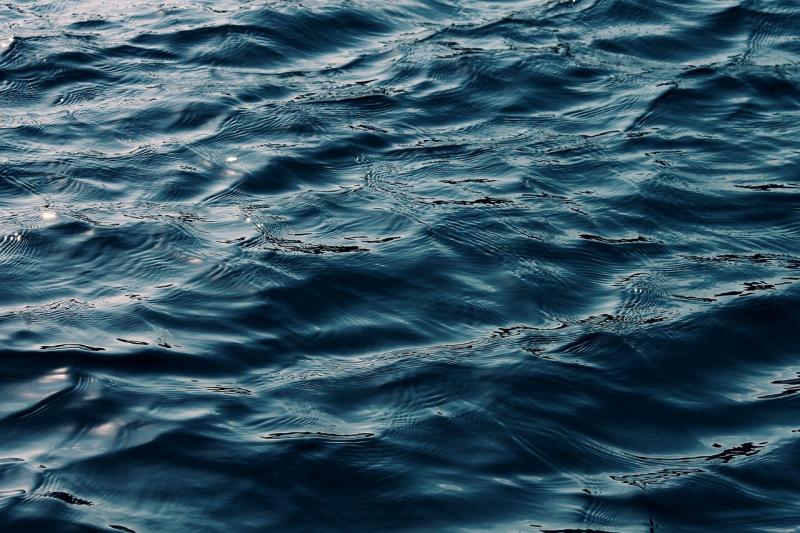 В море без маски: медики рассказали, передаётся ли коронавирус в воде