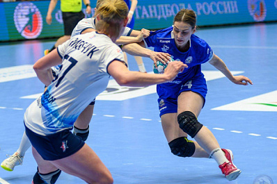 Гандбольная "Лада" обыграла принципиального соперника и возглавила таблицу