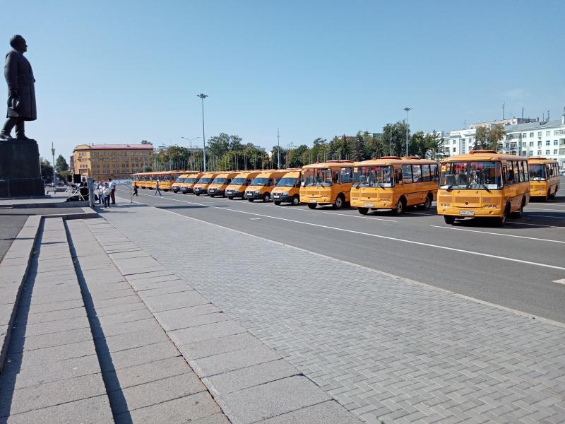 Дмитрий Азаров вручил 69 автобусов школам Самарской области