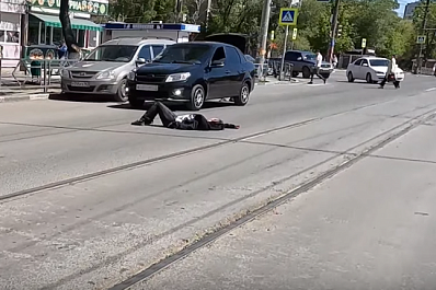 В Самаре девушка легла на проезжую часть улицы Аэродромной