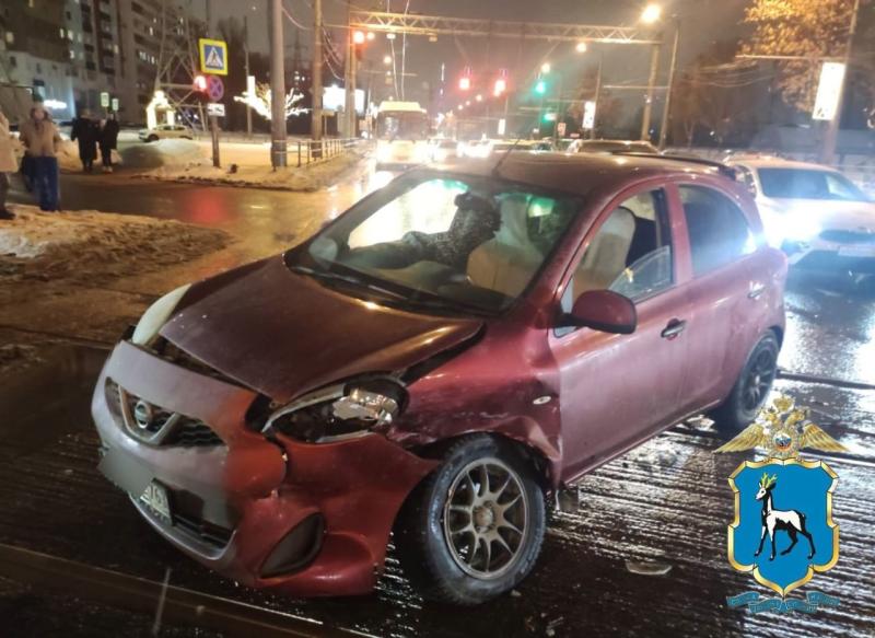 Проехала на красный: в Самаре на Московском шоссе столкнулись две иномарки