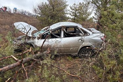 Двое пострадали: в Самарской области 30 ноября "Гранта" улетела в кювет