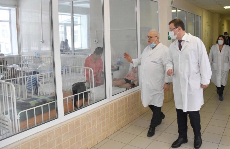 Дмитрий Азаров: "Мы каждый год выделяем все больше средств на систему здравоохранения"