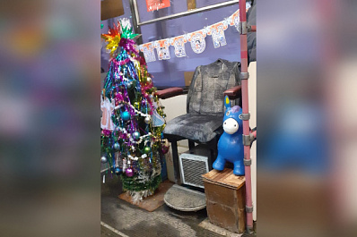 По Самаре катается троллейбус с новогодней елкой в салоне