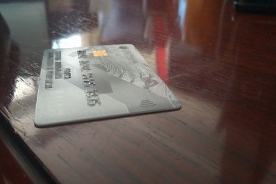 Житель Самары решил погреться в чужой машине, сломал стекло и прихватил банковскую карту