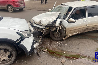 В Самаре 24 ноября на улице Алма-Атинской столкнулись "Рено" и ВАЗ-2114