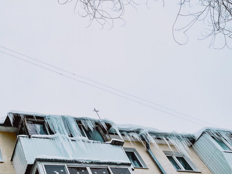 Дома Куйбышевского района чистят от наледи и сосулек под надзором прокуратуры