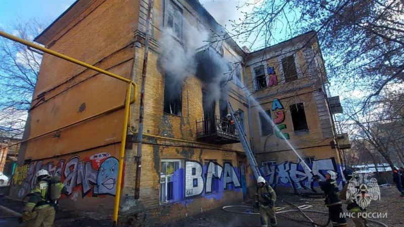 В Самаре загорелась трехэтажная "заброшка" на ул. Степана Разина