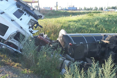В Самарской области в ДТП с двумя фурами погиб человек