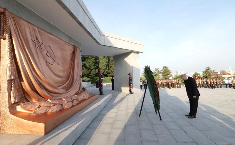 Владимир Путин и Ким Чен Ын возложили венок к монументу "Освобождение" в Пхеньяне