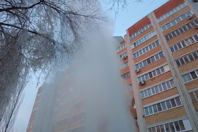 Пришла весна и включили фонтан: в Самаре забил коммунальный гейзер высотой в пятиэтажку