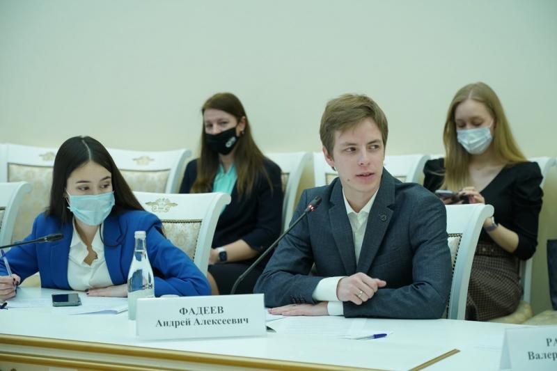 Дмитрий Азаров - молодежному правительству: "В ваших руках - будущее региона"