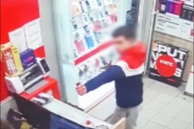 Житель Самары напал на продавца и украл смартфон ради девушки