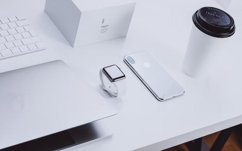 Некоторым сотрудникам госучреждений запретили пользоваться айфонами