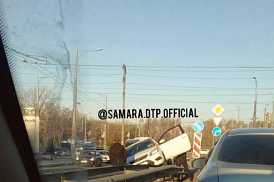 В Самаре на улице Авроры легковушка "запрыгнула" на отбойник
