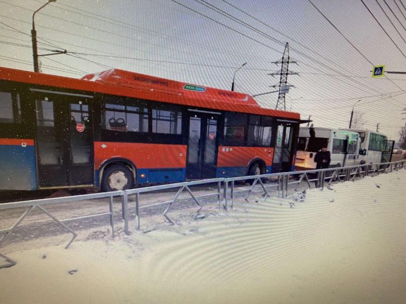 В Тольятти в ДТП с автобусом и двумя маршрутками пострадали три человека