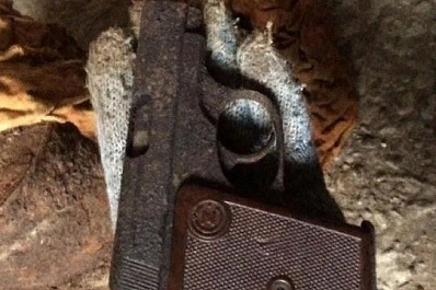 В Самаре мужчина вскрыл пол в доме и нашёл заначку с оружием