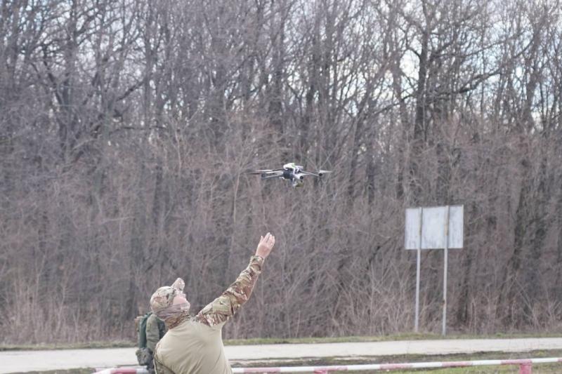 Российский боец руками поймал FPV-дрон и разбил его о дерево