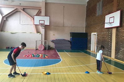 Юные гольфисты сыграли в школьном зале