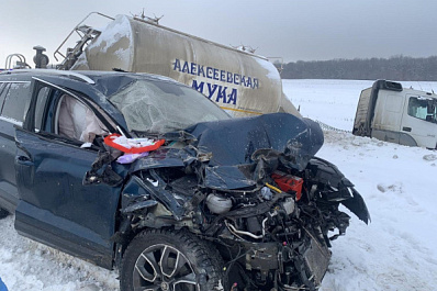 В Самарской области на трассе столкнулись фура и три легковушки