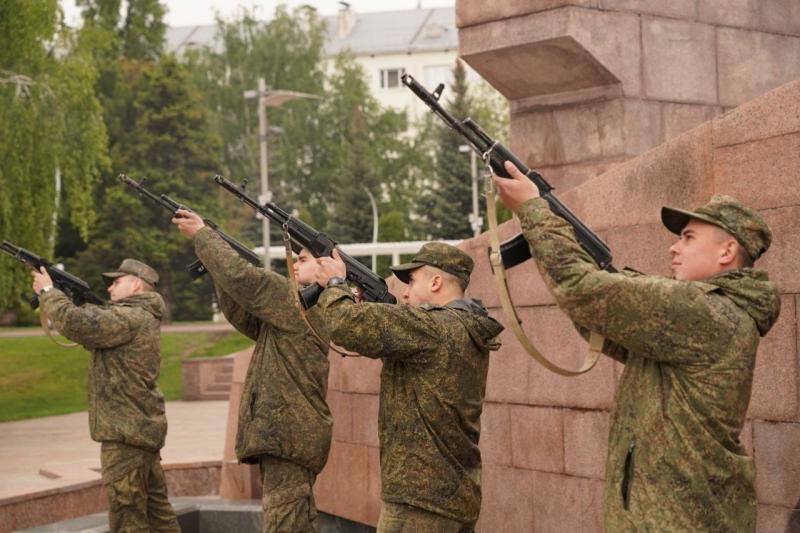 В Самаре в День Победы прошло возложение цветов к Вечному огню на площади Славы