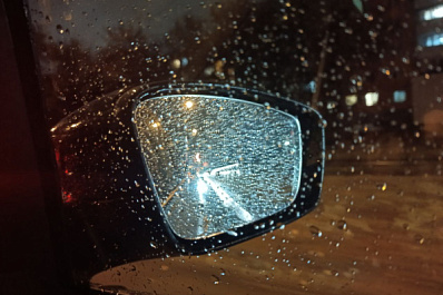 Ночью во дворе на улице Гаражной в Самаре водитель "десятки" влетел в бетонное ограждение