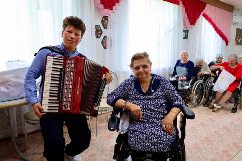 Концерт для ветеранов: самарские нефтяники привезли праздник в дом престарелых в Чапаевске