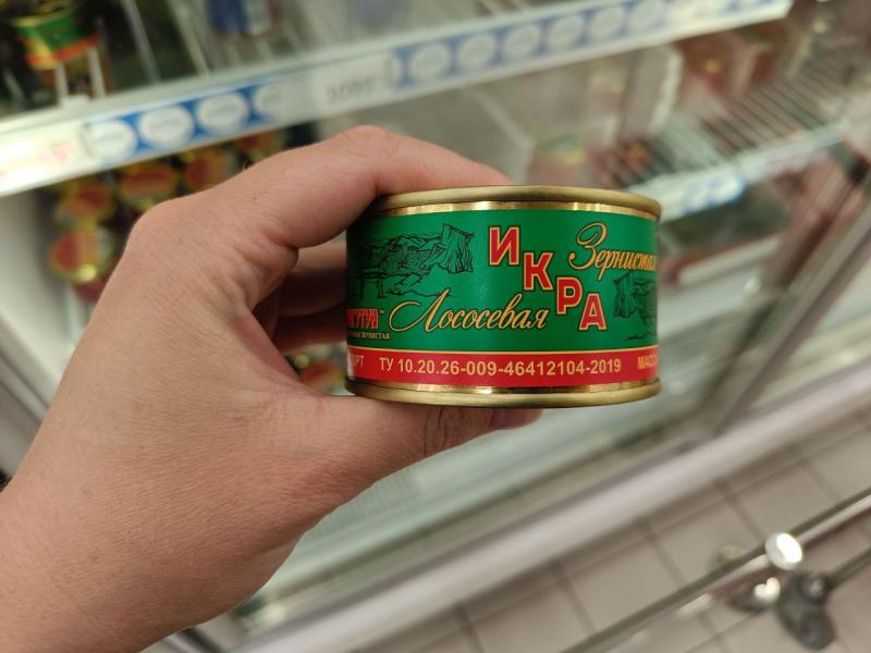 Девушка вынесла из магазина под курткой 22 банки красной икры