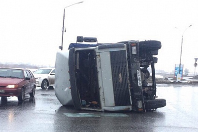 В Тольятти на Южном шоссе опрокинулся МАЗ