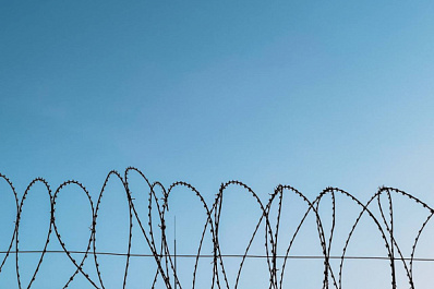 Пожилого охранника приговорили к 5,5 года "строгача" за спасение детей от дебошира