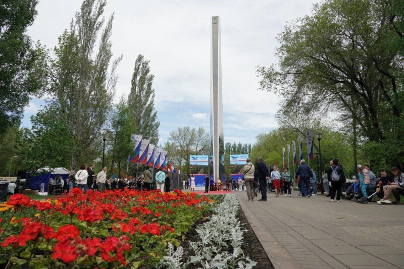 Дмитрий Азаров принял участие в церемонии возложения цветов к самарской стеле "Город трудовой доблести" 
