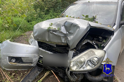 В Самаре иномарка вылетела на газон и врезалась в бетонный блок