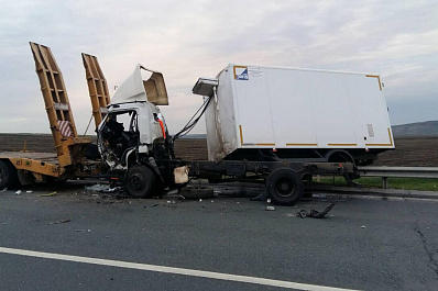 Два грузовика столкнулись ночью на трассе в Самарской области, есть погибший