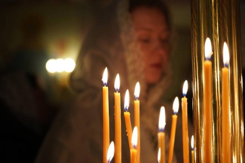 Фоторепортаж: самарцы встретили праздник Пасхи в Софийском соборе