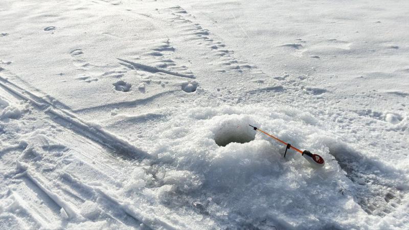 Застрявшему на отколовшейся льдине рыбаку потребовалась помощь спасателей 