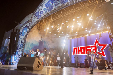 Николай Расторгуев сфотографировался со сцены с самарцами