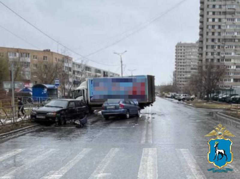 В Тольятти 16 ноября легковушка врезалась в фургон с газовыми баллонами