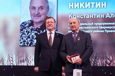 Дмитрий Азаров 15 декабря вручил награды труженикам агропромышленного комплекса