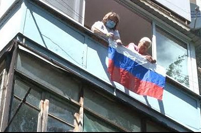 Волонтеры Самарской области дарят флаги и ленты триколора