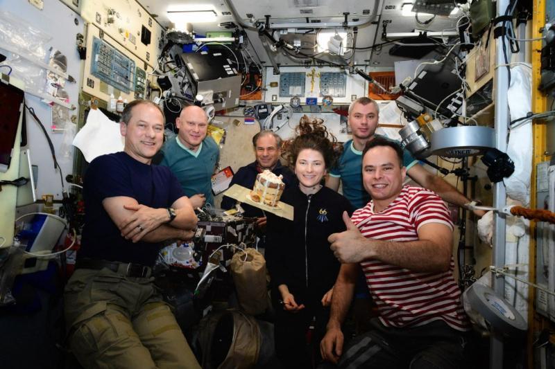 Российские космонавты приготовили пасхальный кулич на борту МКС