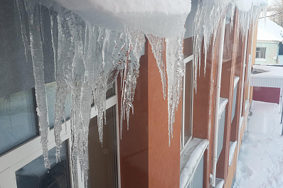 В Кировском районе Самары рухнувшая сосулька проломила мужчине голову