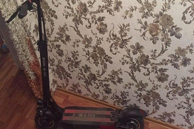 В Самаре мужчина на электросамокате влетел в иномарку 