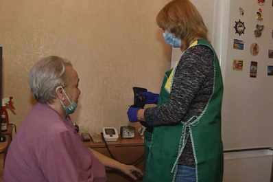 Соцработники помогают пожилым людям губернии соблюдать самоизоляцию