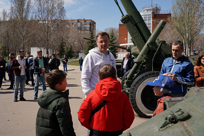 Дмитрий Азаров поручил к 9 Мая привести в порядок военную технику в Парке Победы